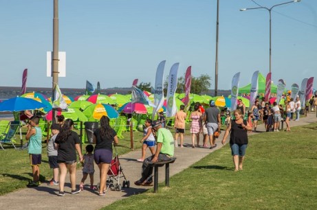 molina visitÓ la ribera y compartiÓ una jornada de quilmes verano junto a los vecinos (4)