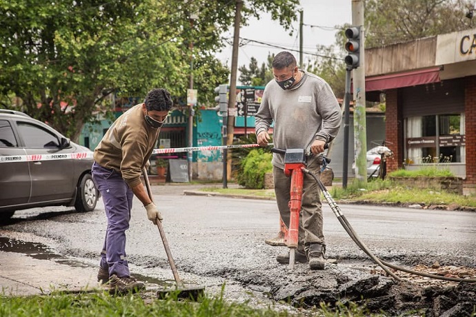 Trabajos de bacheo en La Paz y en La Colonia | Hecho en Quilmes
