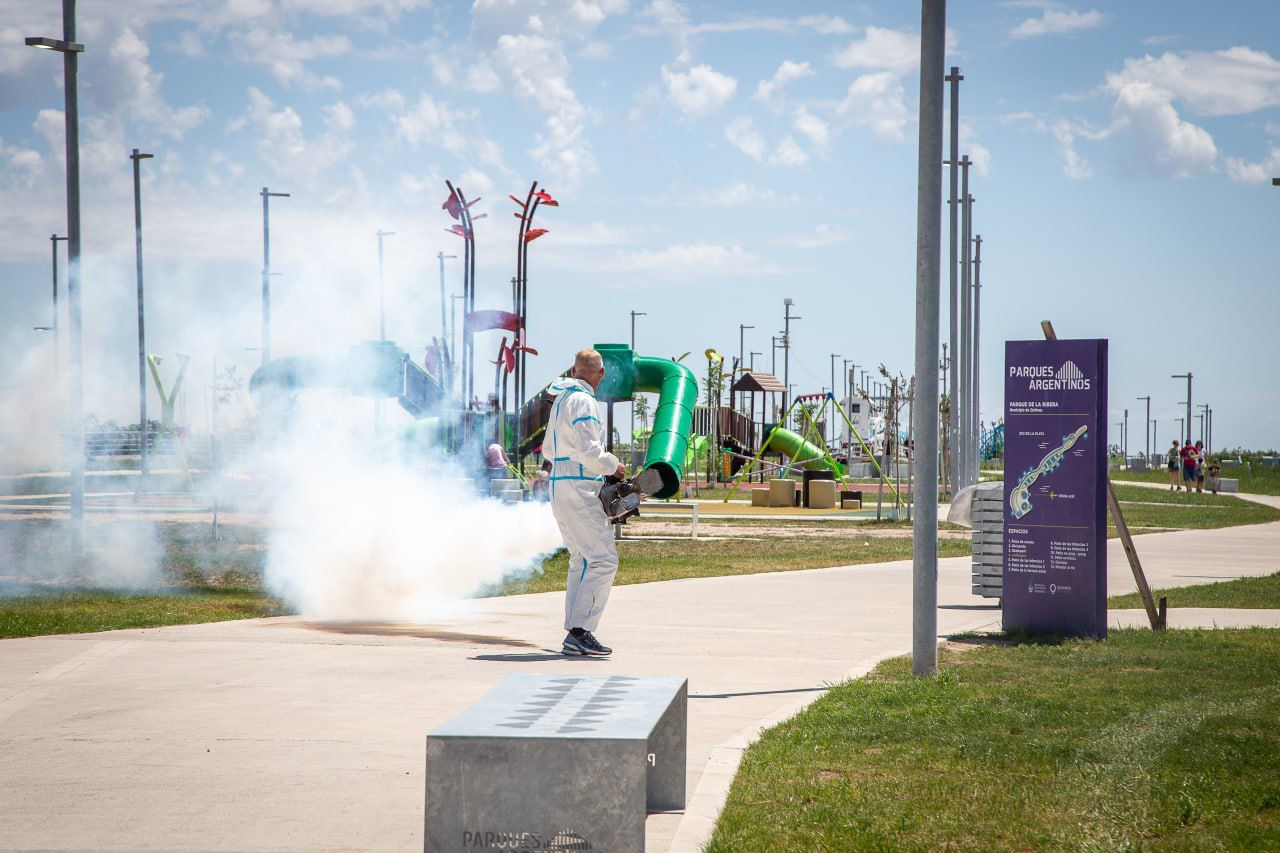 Invasión de mosquitos: Operativo de fumigación en el Parque de la ...